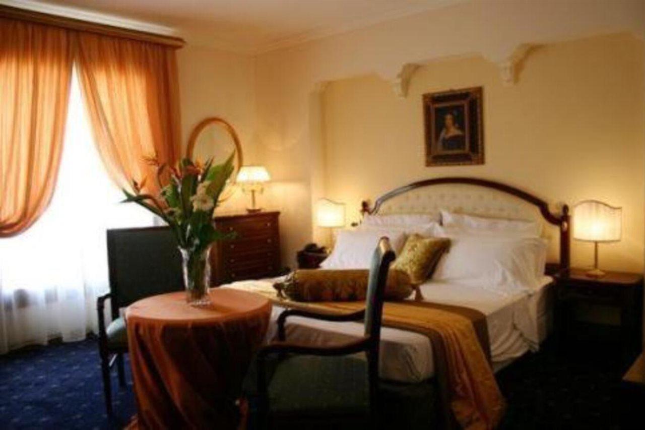 Grand Hotel Palace มาร์ซาลา ห้อง รูปภาพ A room at the hotel
