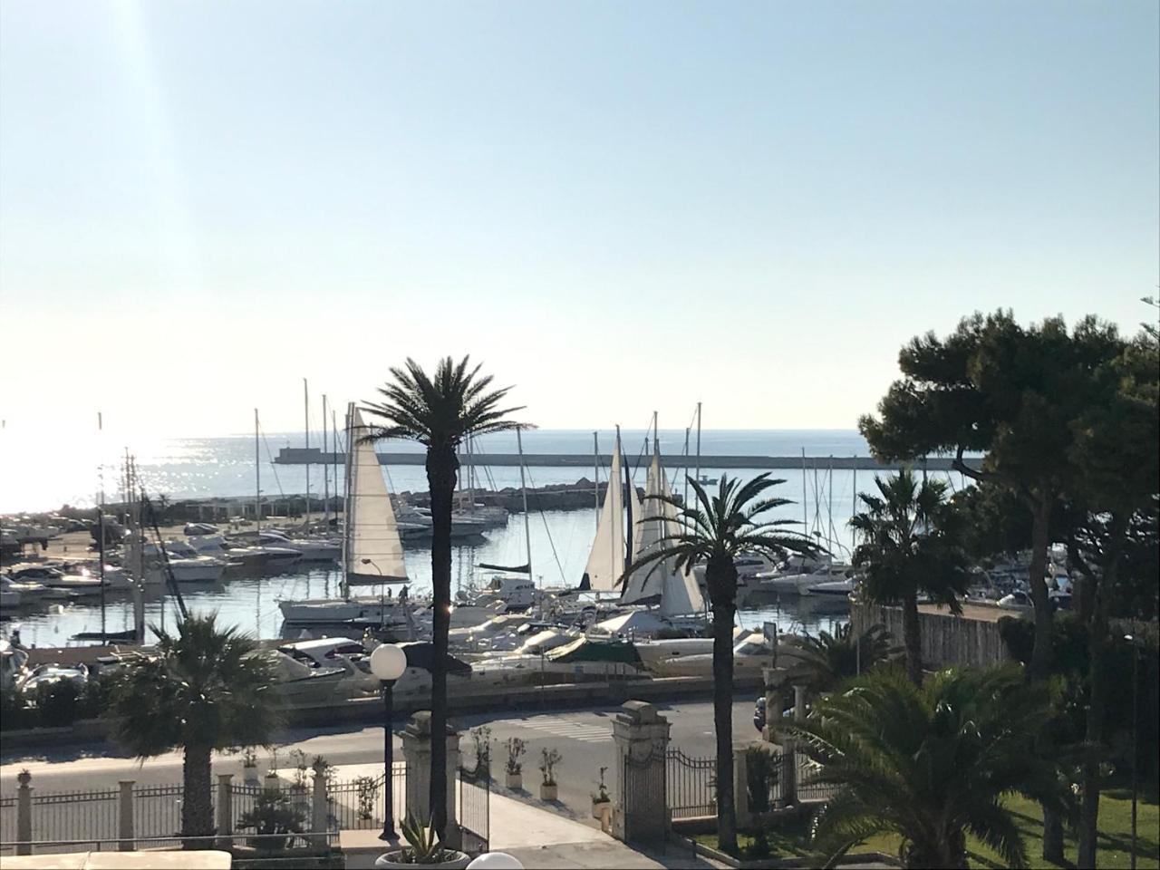 Grand Hotel Palace มาร์ซาลา ภายนอก รูปภาพ View of the port of Sanremo