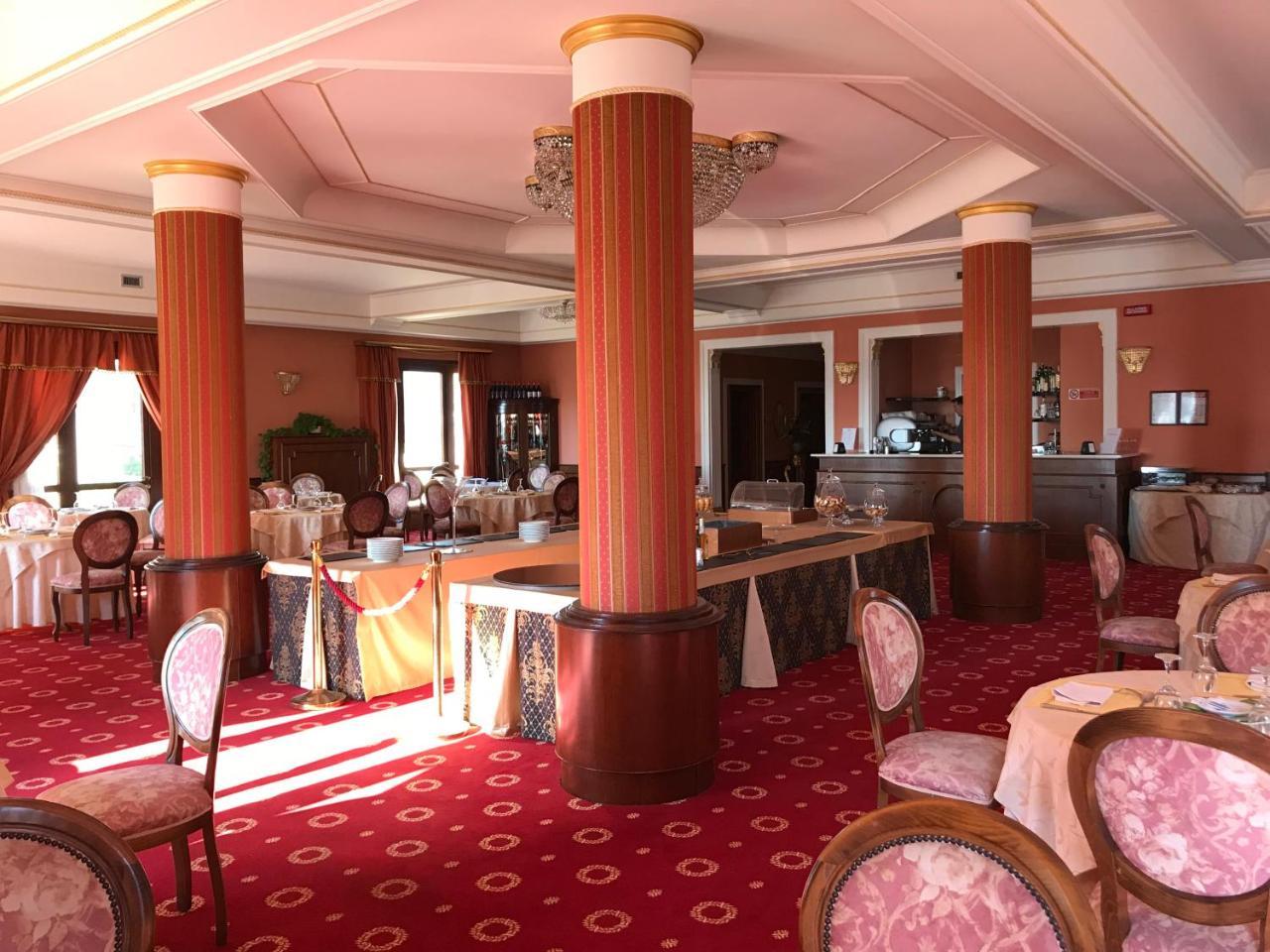 Grand Hotel Palace มาร์ซาลา ภายนอก รูปภาพ Interior of a restaurant